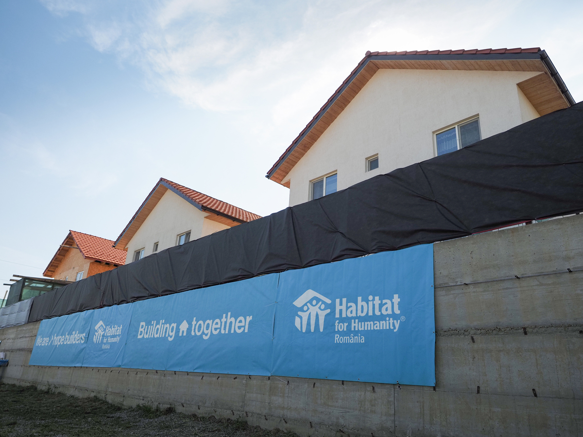 CEO Build: Lideri din mediul de afaceri și ONG-uri își unesc forțele pentru a construi case pentru familii defavorizate