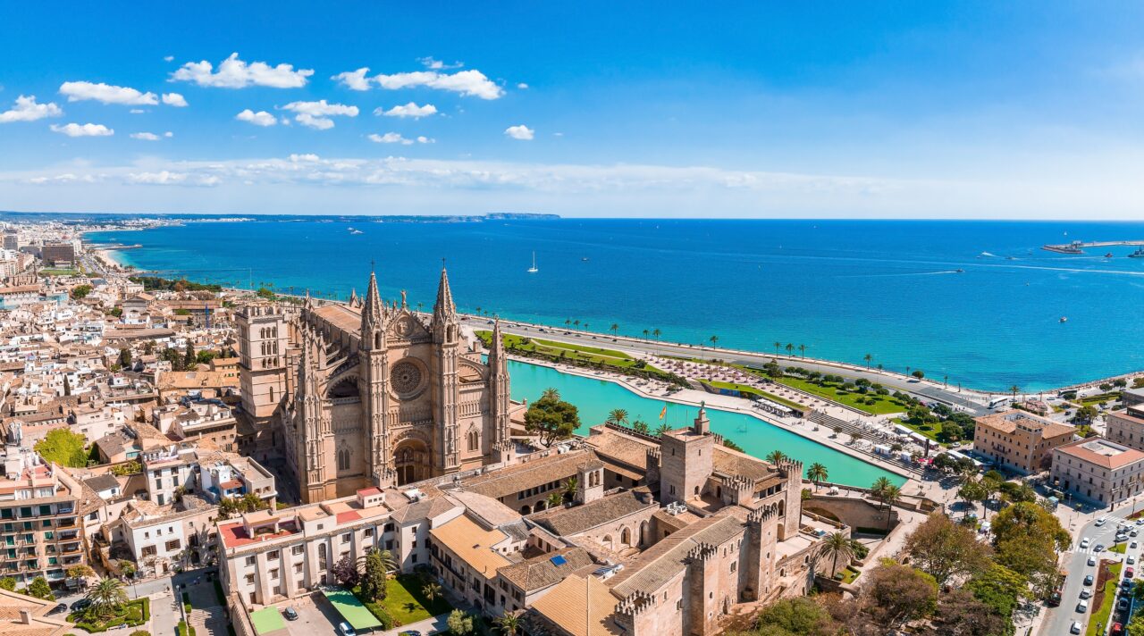 Palma de Mallorca declară RĂZBOI turismului de masă: Localnicii nu vor mai închiria apartamente pentru turiști