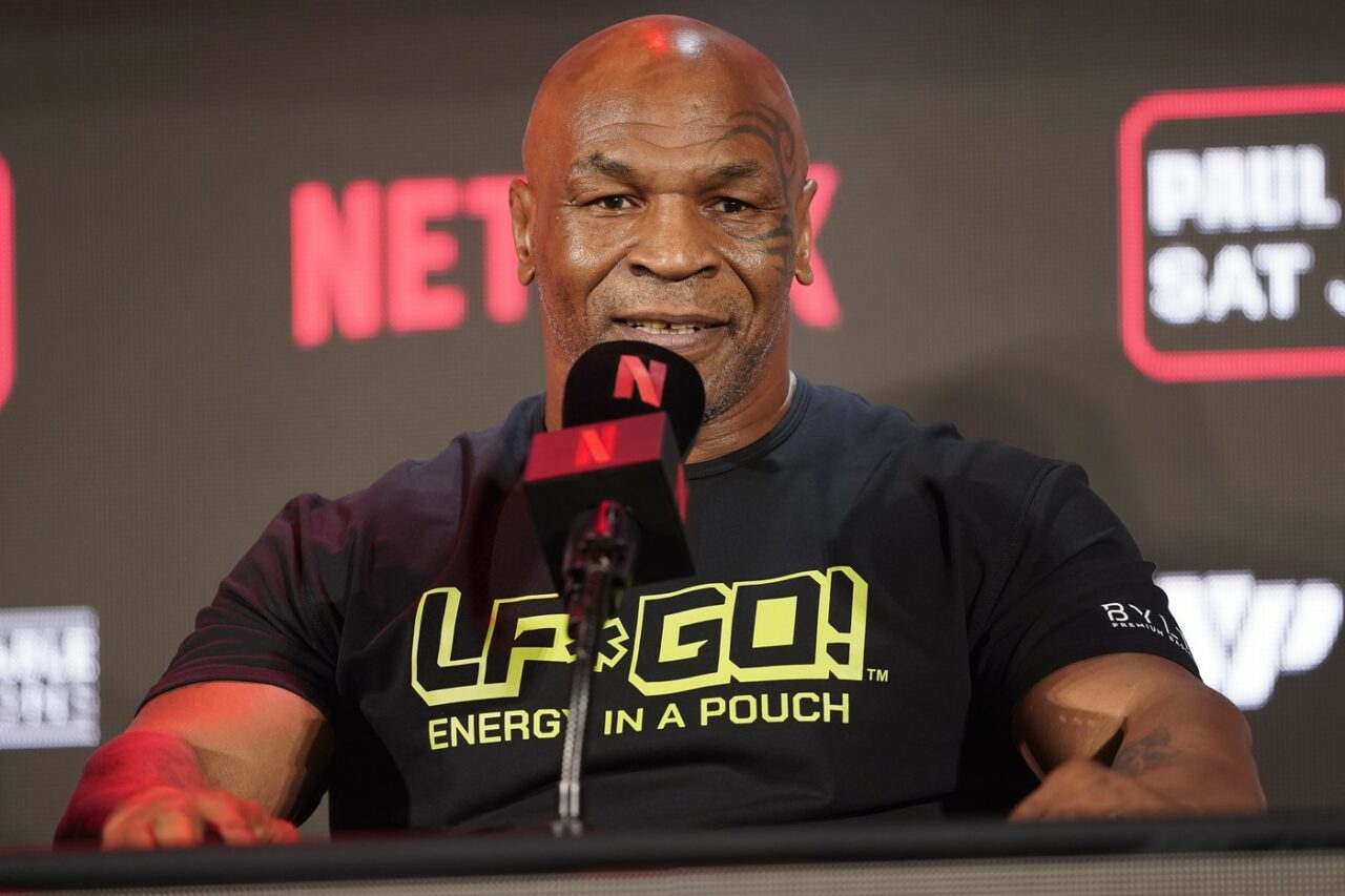Pugilistul Mike Tyson a suferit o CRIZĂ de ulcer, în avionul care îl ducea spre Los Angeles. Peste 2 luni, el are meci cu un celebru youtuber american