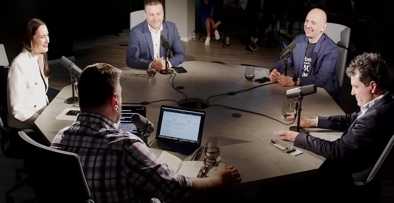 Politicieni de PODCAST. Campania electorală se mută din stradă și televiziune pe internet