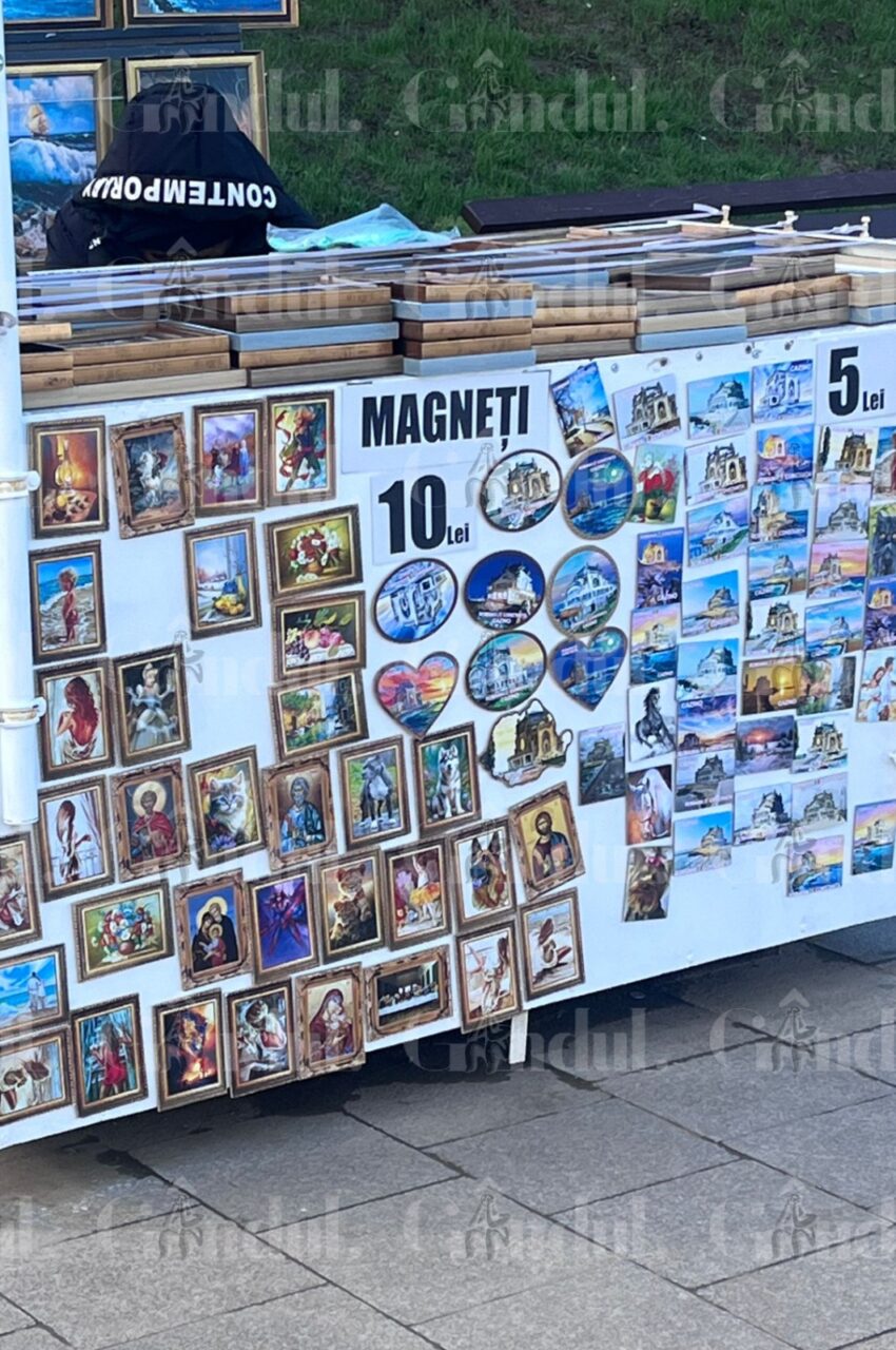 SUVENIRURI de sezon. Cât costă un magnet de frigider pe faleza Cazinoului din Constanța