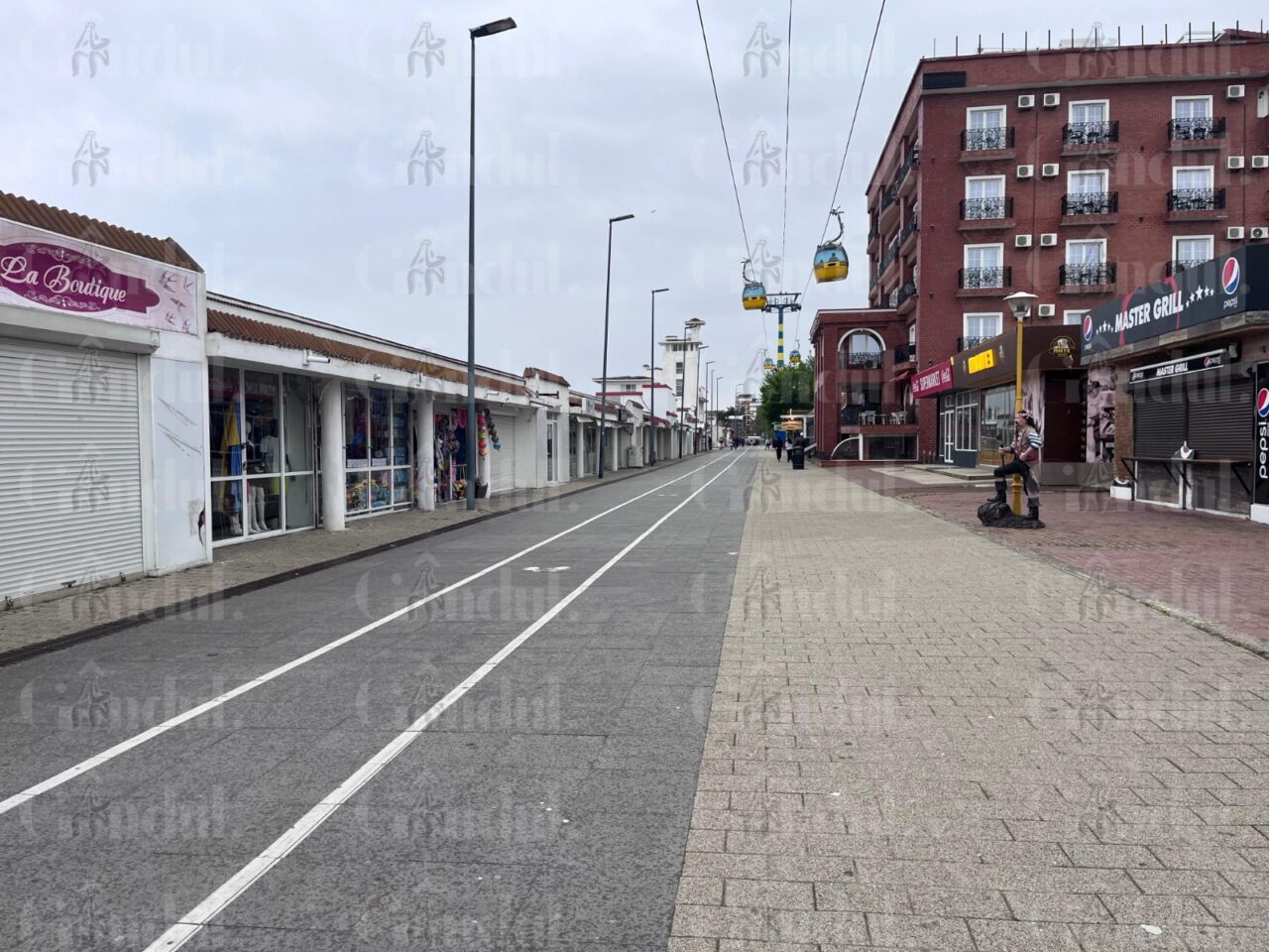 Vremea i-a GONIT pe turiști de pe plajele din Mamaia. Plaja este pustie, la fel și locurile de promenadă