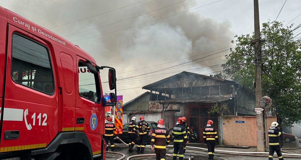Incendiu la un atelier auto din Mogoșoaia. O persoană a fost transportată la spital