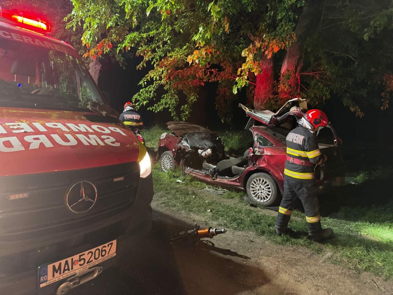 Vaslui: Două femei au MURIT după ce au intrat cu mașina într-un copac