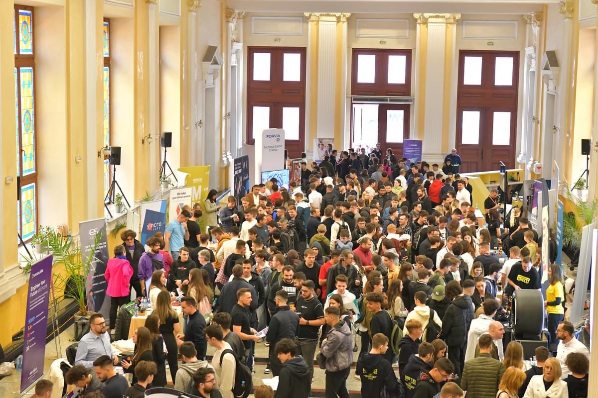Ce salariu are un IT-ist la Craiova. Companiile din sfera digitală îi ofertează pe tineri direct de pe băncile facultăților
