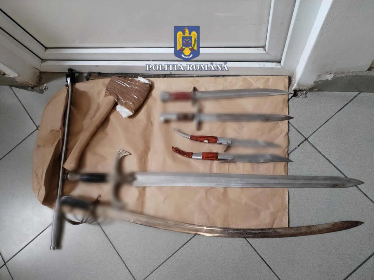 11 bărbați, reținuți, în Teleorman, după ce s-a descoperit la domiciliile lor un adevărat arsenal de arme albe