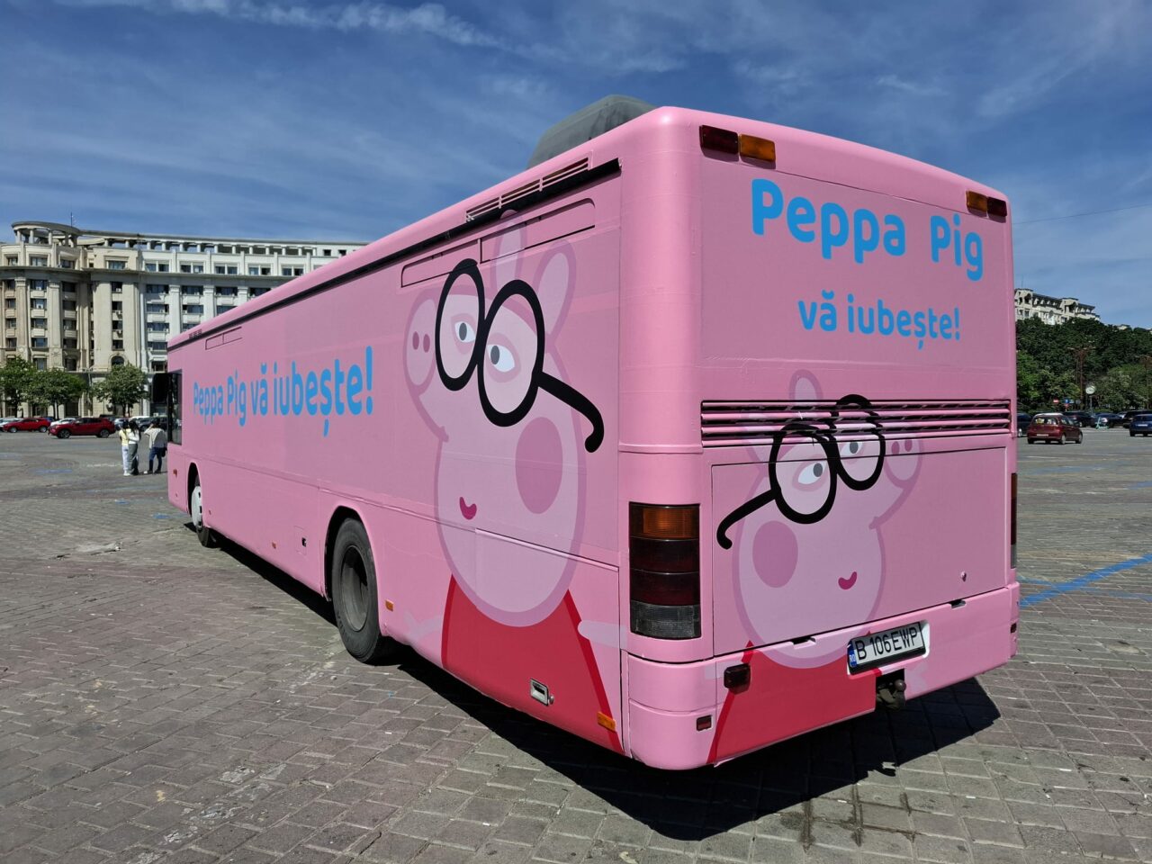 Dacă ești bucureștean, afli că „Peppa Pig te iubește!” de pe un autocar roz care circulă pe străzile Capitalei. Legătura cu Cristian Popescu Piedone