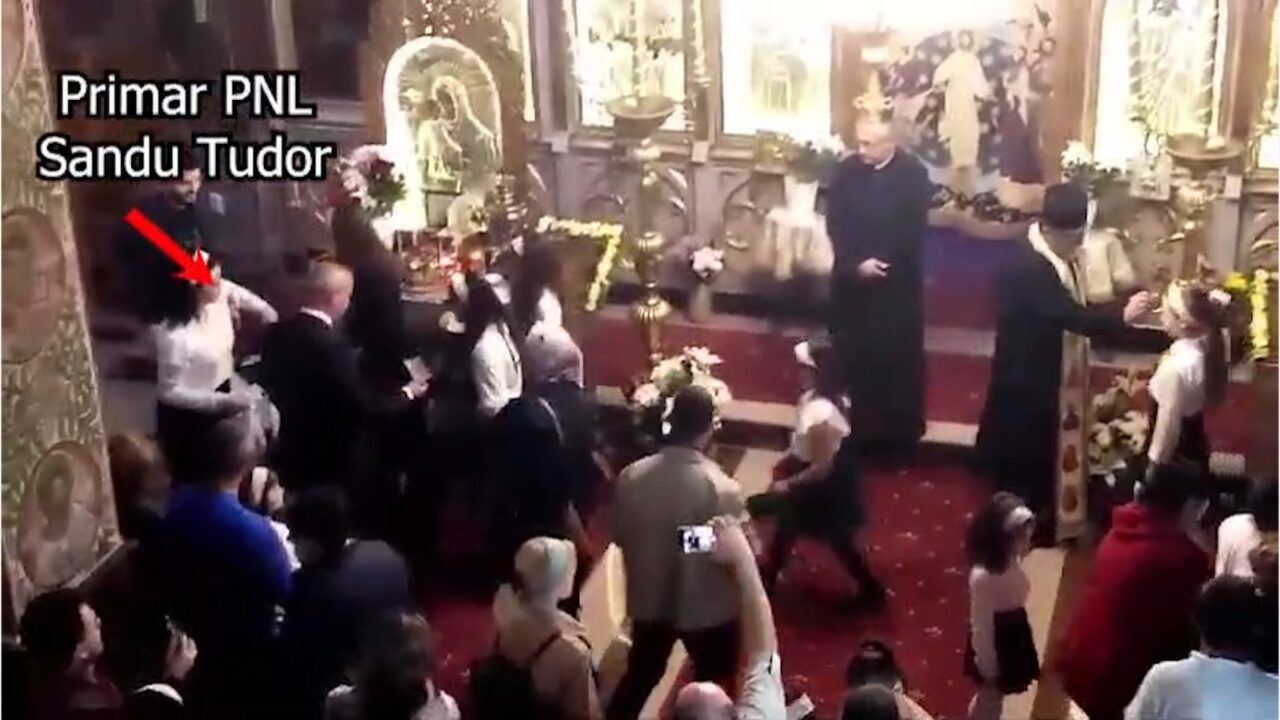 Primarul comunei Păulești, filmat în timp ce împarte bani în biserică. Cum răspunde alesul local la acuzațiile de MITĂ electorală