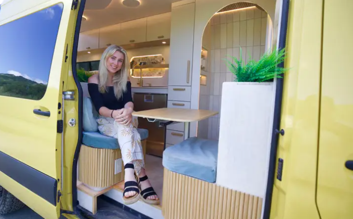 O tânără a transformat o simplă dubă într-o locuință de lux. Prețul INCREDIBIL cu care o vinde acum