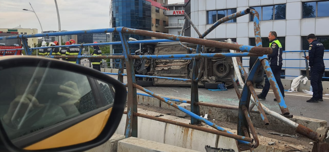 Șapte femei au fost rănite, după ce mașina în care se aflau s-a RĂSTURNAT pe Pasajul Basarab din Capitală