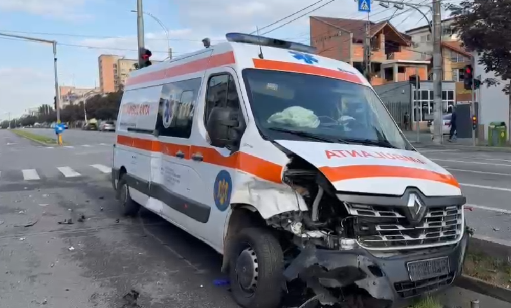 Ambulanță implicată într-un accident pe o stradă din Severin