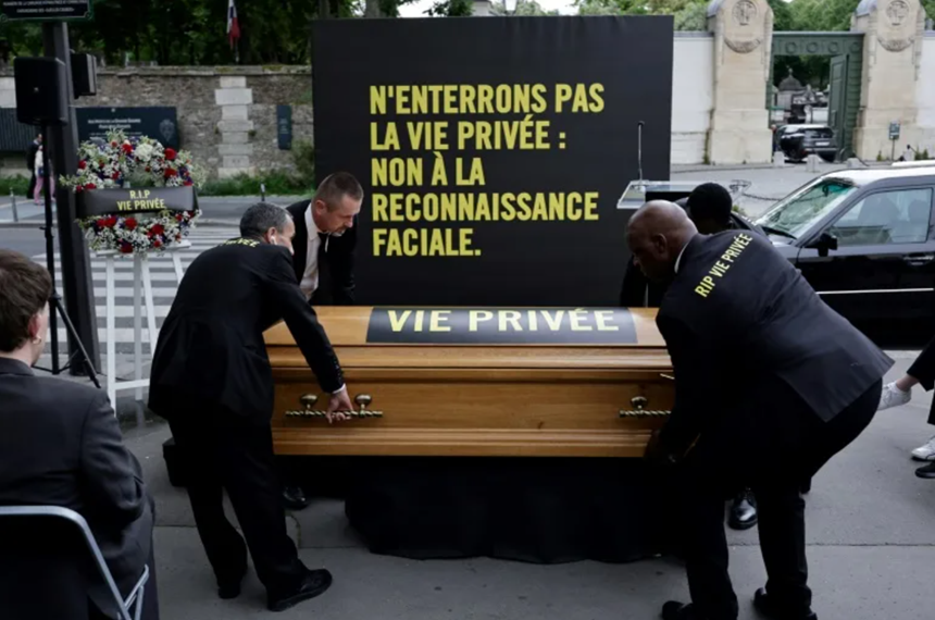 Protest împotriva legiferării recunoașterii faciale. Amnesty International France a îngropat VIAȚA PRIVATĂ în Cimitirul Père-Lachaise din Paris