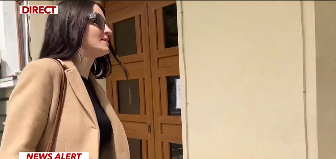Judecătoarea Ana Maria Chirilă, FILMATĂ în timp ce se droga, a izbucnit în râs pe scările Tribunalului