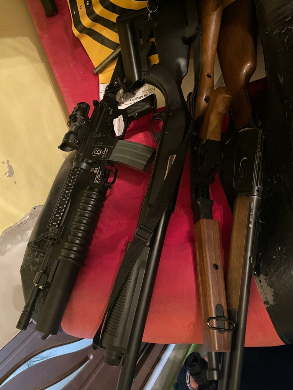 Sute de arme, zeci de mii de cartușe și articole pirotehnice capturate de Poliție într-o mega operațiune. Marfa provenea dintr-un magazin on-line