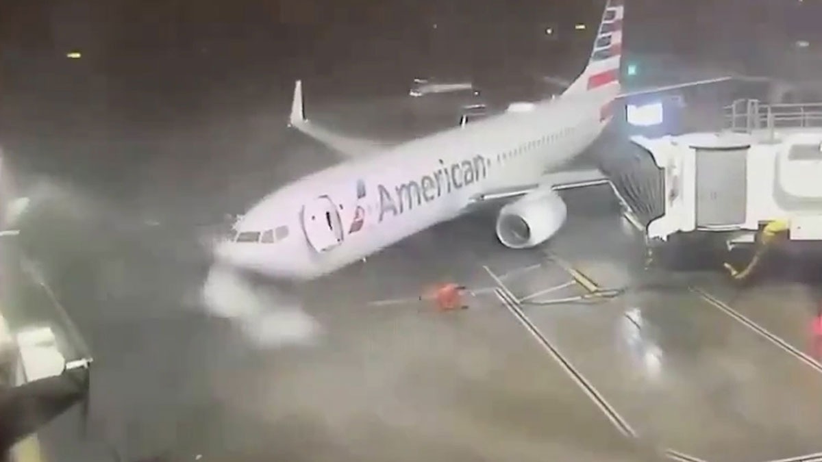 Imagini terifiante în Aeroportul Fort Worth, Texas. Un BOEING este târât pe pistă de rafalele de vânt ca un cărucior cu rotile în parcare