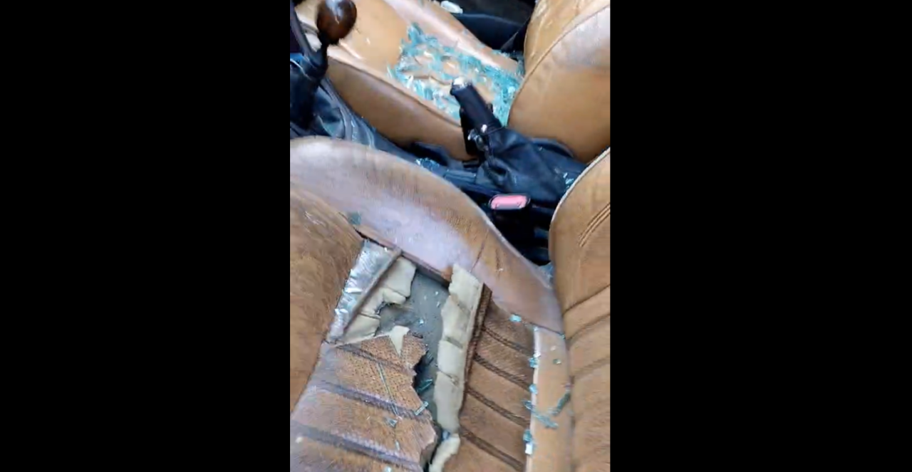 Un bărbat din Neamț, supărat ca polițiștii i-au reţinut talonul auto, și-a DISTRUS mașina, Live pe Facebook, de față cu oamenii legii