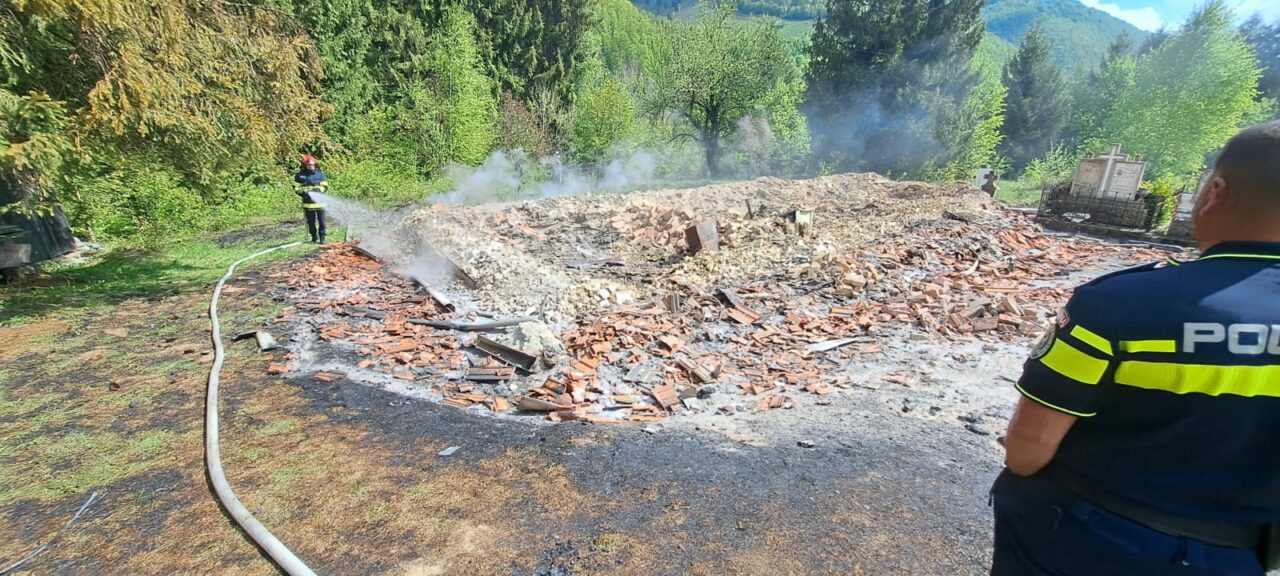 Biserica dintr-o comună din Alba s-a făcut SCRUM, în noaptea de Înviere / Lăcașul de cult, distrus de un incendiu pornit de la o lumânare