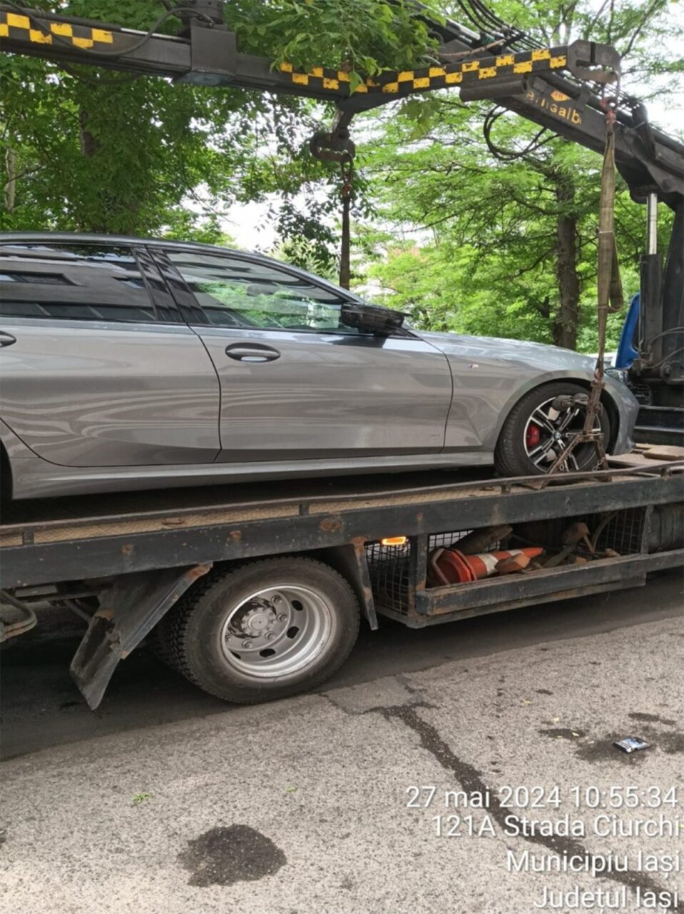 Ce MESAJ au lăsat mai mulți ieșeni, unui șofer de BMW care a blocat parcarea din cartier. Polițiștii au ridicat autoturismul