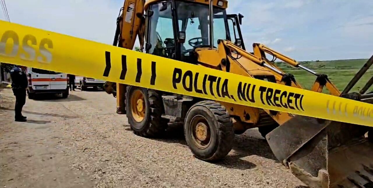 Doi bărbați au MURIT după ce cupa unui excavator a căzut peste ei, în curtea unei companii din Turnu Măgurele