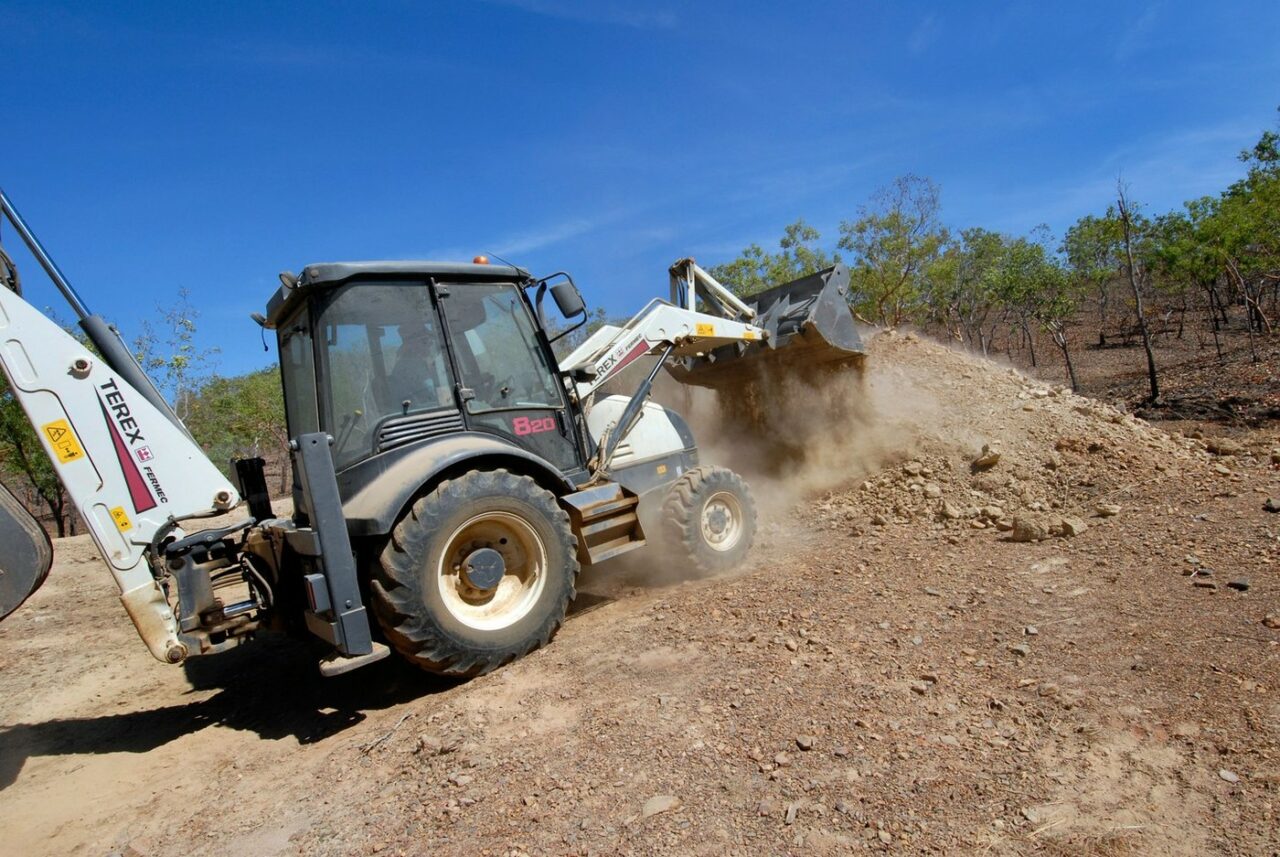 Un copil din Teleorman a MURIT după ce a fost lovit de un buldoexcavator, în drum spre şcoală. Ce făcea conducătorul utilajului în momentul impactului