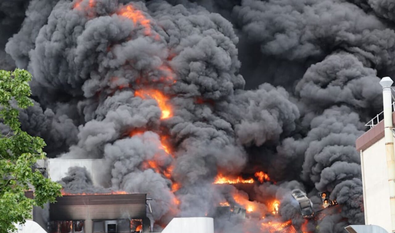 Nor toxic periculos deasupra Berlinului, după ce o fabrică de armament a luat foc. Ce produce Uzina Diehl Metal, unde a izbucnit incendiul