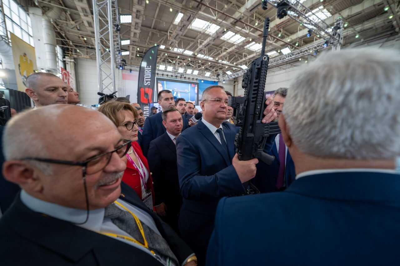 Nicolae Ciucă, FOTO cu pușca în mână: ,,România NU poate fi intimidată de nimeni, având umbrela de securitate a NATO”