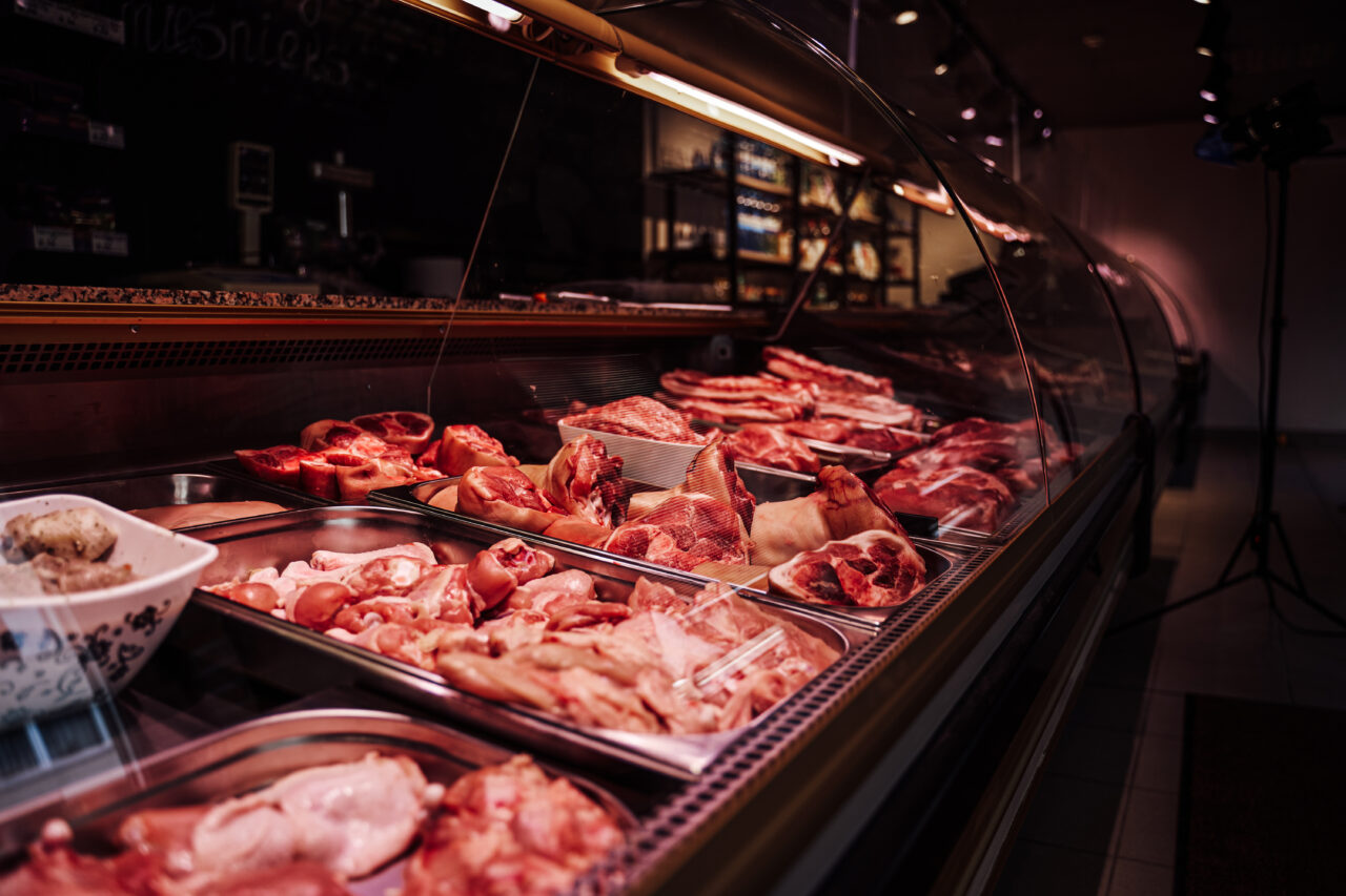 RISCURILE la care se expune un influencer care consumă carne crudă „în numele științei”