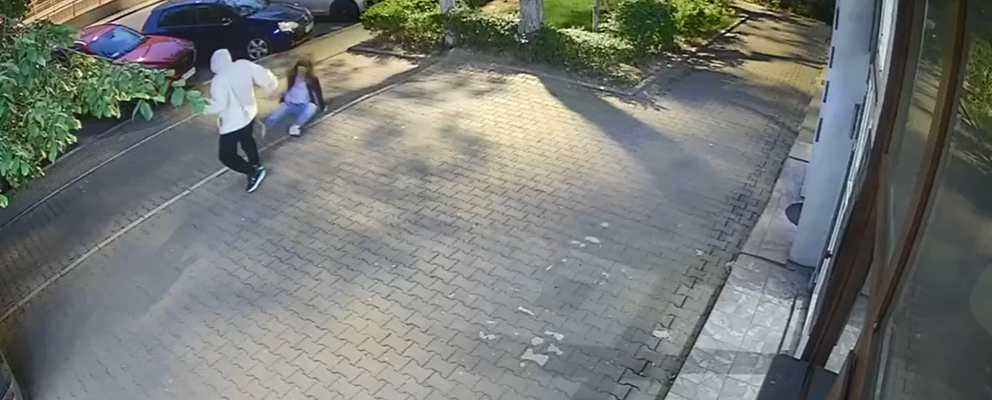 Scene violente în București: O femeie a fost LOVITĂ de un necunoscut, pe stradă / Individul a fost arestat preventiv