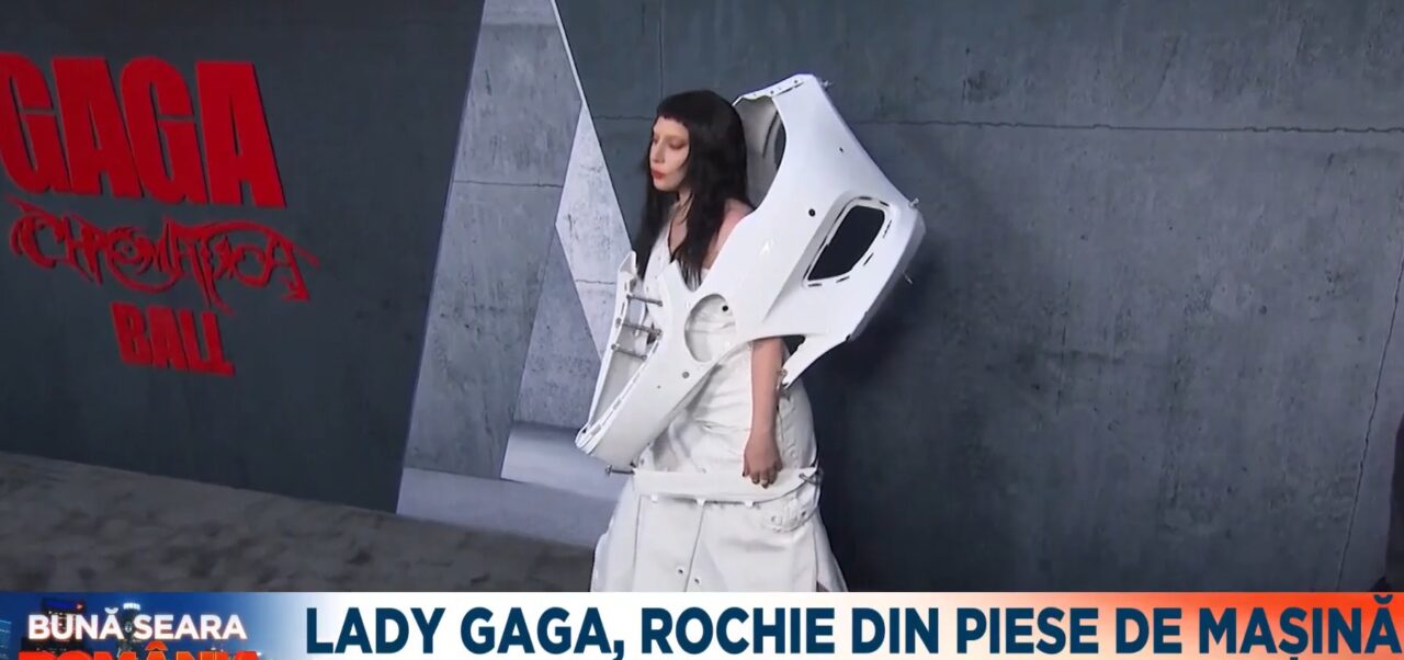 Lady Gaga, rochie accesorizată cu piese de mașină pe covorul roșu