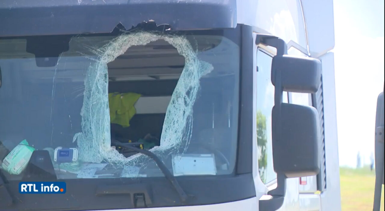ȘOCANT! Un român a murit sub ochii soției după ce cineva a aruncat un capac de canalizare în cabina TIR-ului pe care îl conducea