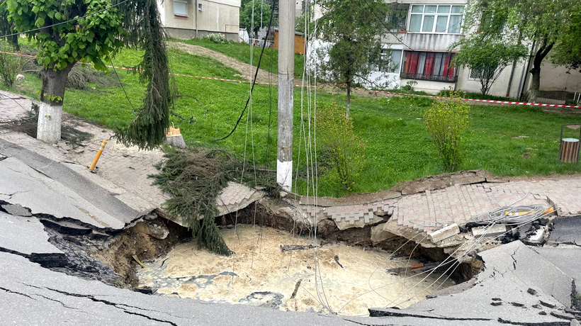 Strada surpată din Slănic. Se solicită Institutul Geologic pentru studii și foraje