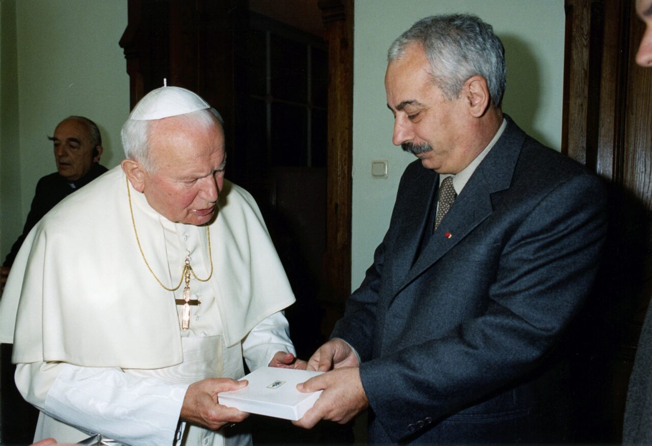 Un sfert de veac de la vizita Papei Ioan Paul al II-lea în România. Contribuția-cheie a lui Radu Vasile la invitarea Suveranului Pontif la București