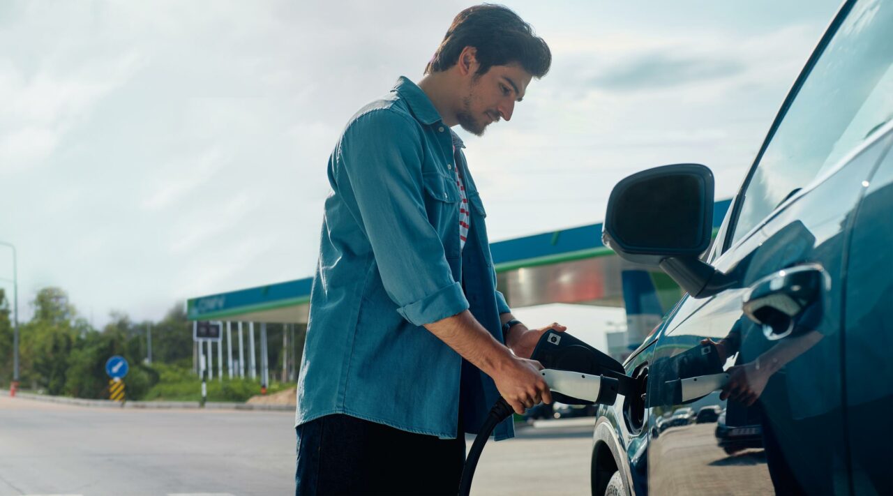 OMV a finalizat achiziția celei mai extinse rețele de mobilitate electrică din România. Câte stații vrea să aibă până la finalul anului