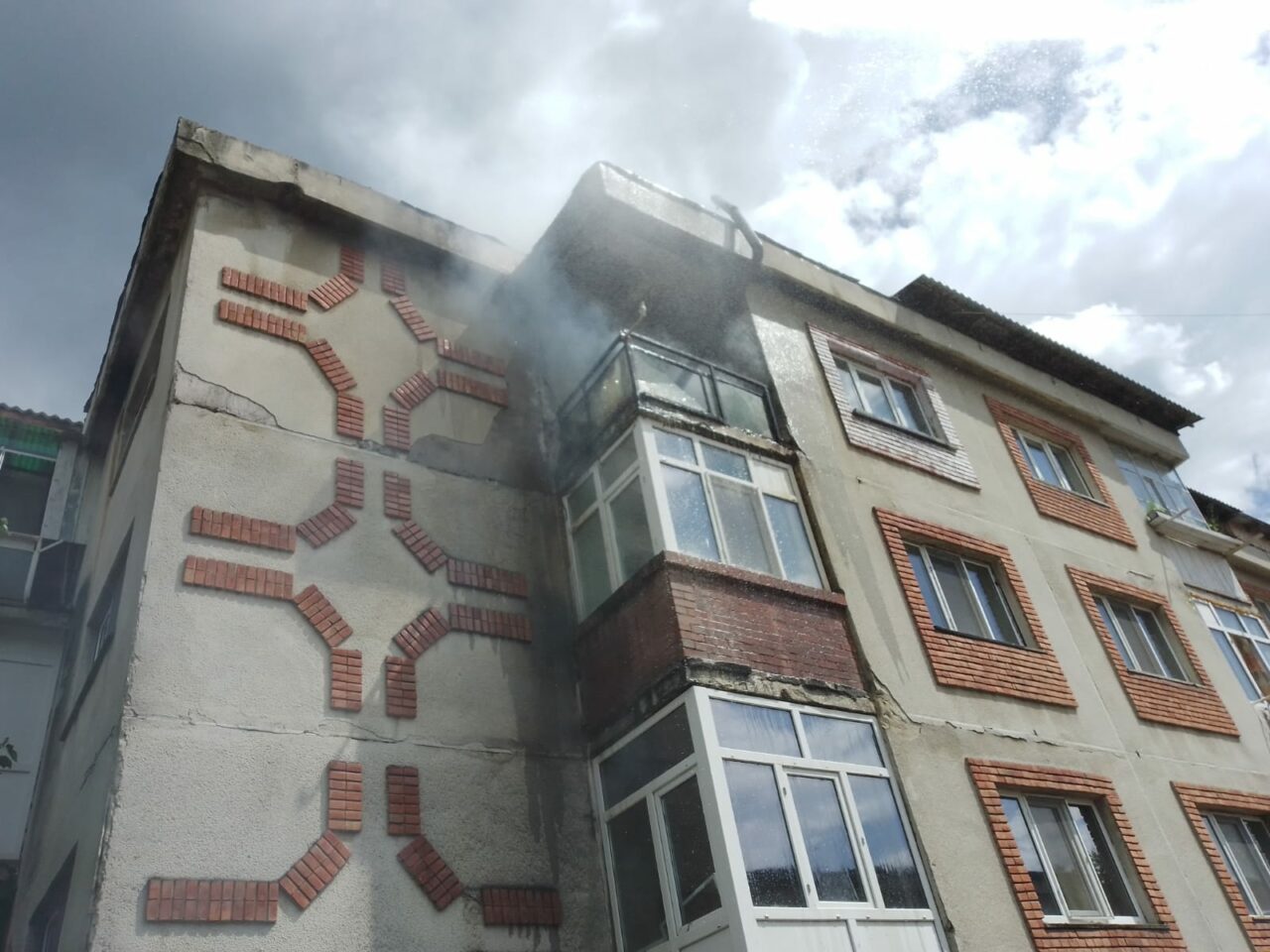 O garsonieră din Vâlcea, în care se aflau doi COPII, a fost cuprinsă de flăcări / Cum au reușit să scape cu viață micuții