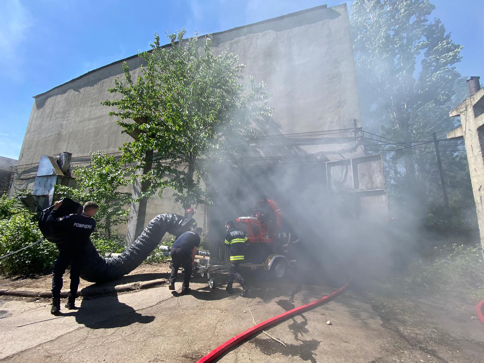 Incendiu major, cu degajări mari de fum, într-un cartier de la marginea Ploieştiului. Populaţia, avertizată prin mesaj RO-ALERT / Ard deşeuri petroliere dintr-un rezervor subteran