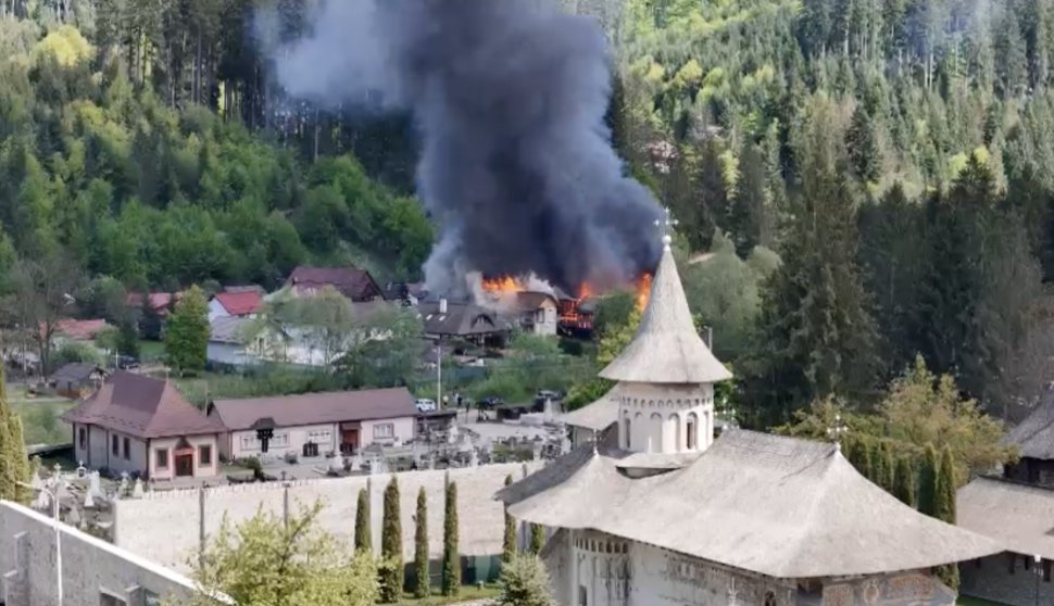 Un incendiu puternic a izbucnit lângă Mănăstirea Voroneț, din județul Suceava. Există pericolul extinderii focului