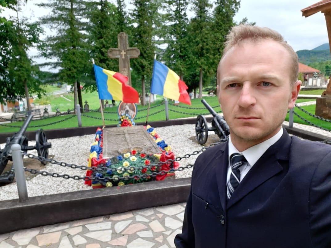 „O familie unită”: Un bărbat din Sibiu CANDIDEAZĂ la Consiliul Local împreună cu fratele, mama și bunica lui