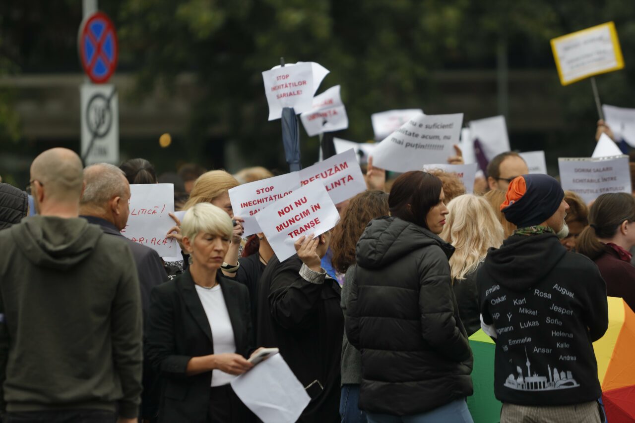 Protest spontan al angajaţilor din Aparatul de lucru al Executivului. MITINGUL are loc chiar în timpul ședinței de Guvern