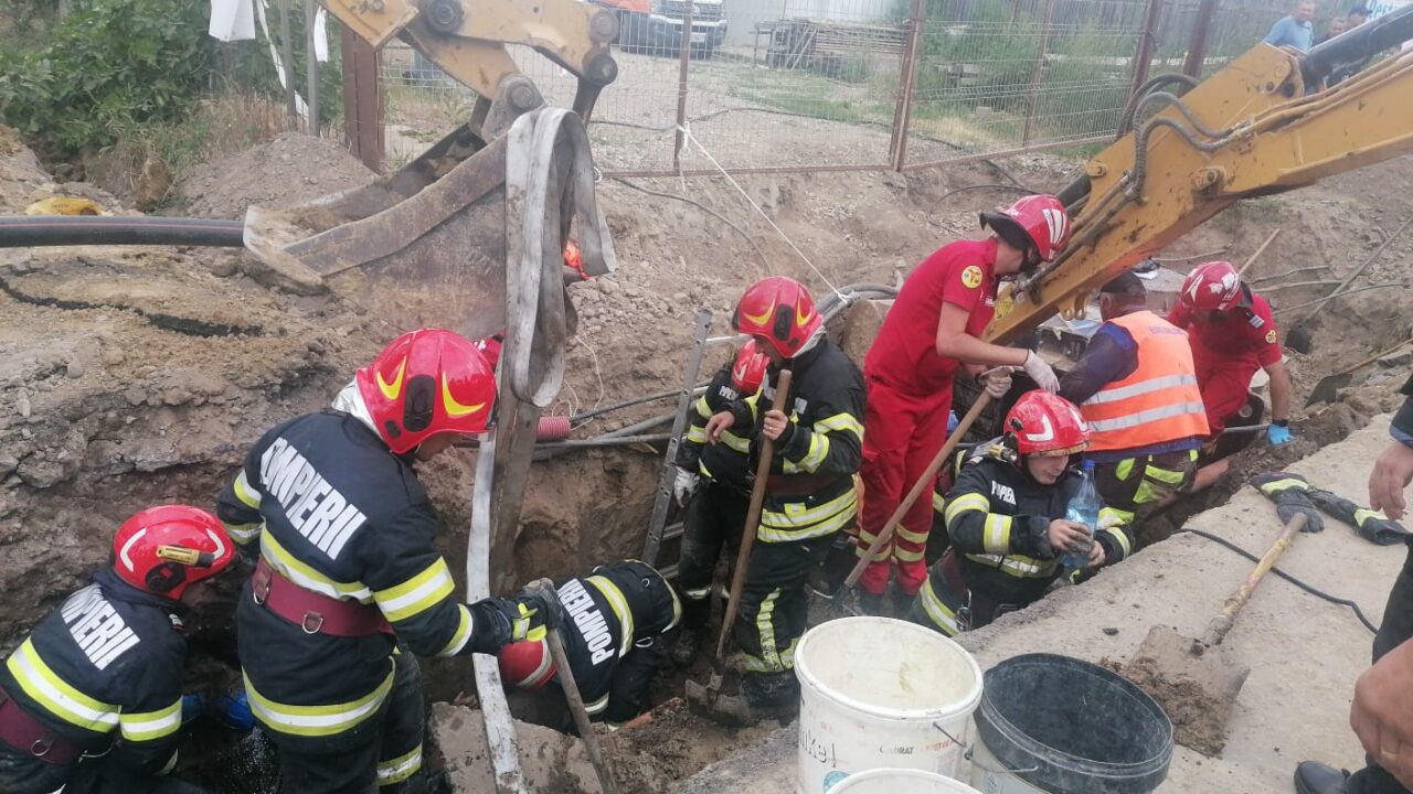 Tragedie la Galați. Un muncitor a MURIT, alții doi au fost îngropați sub un mal de pământ care s-a surpat peste ei