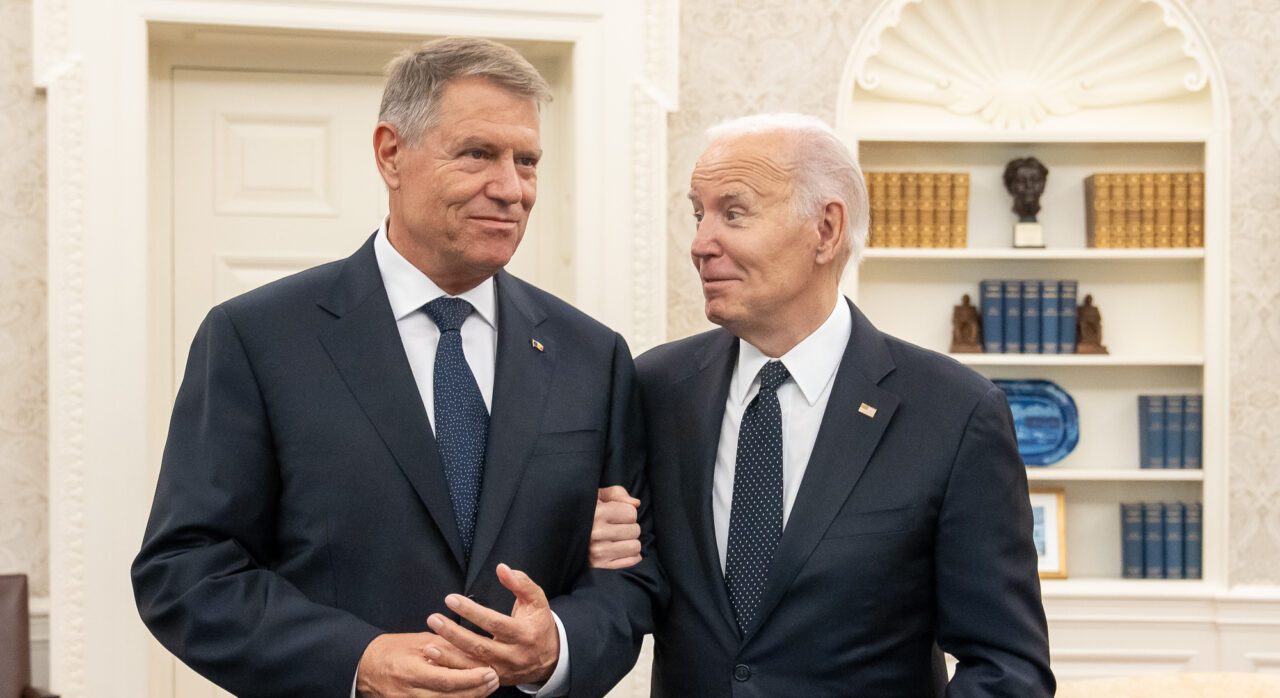 Klaus Iohannis, la braț cu Joe BIDEN, în Biroul Oval / NATO, Ucraina și Visa Waiver sunt subiectele discutate de Iohannis cu Joe Biden