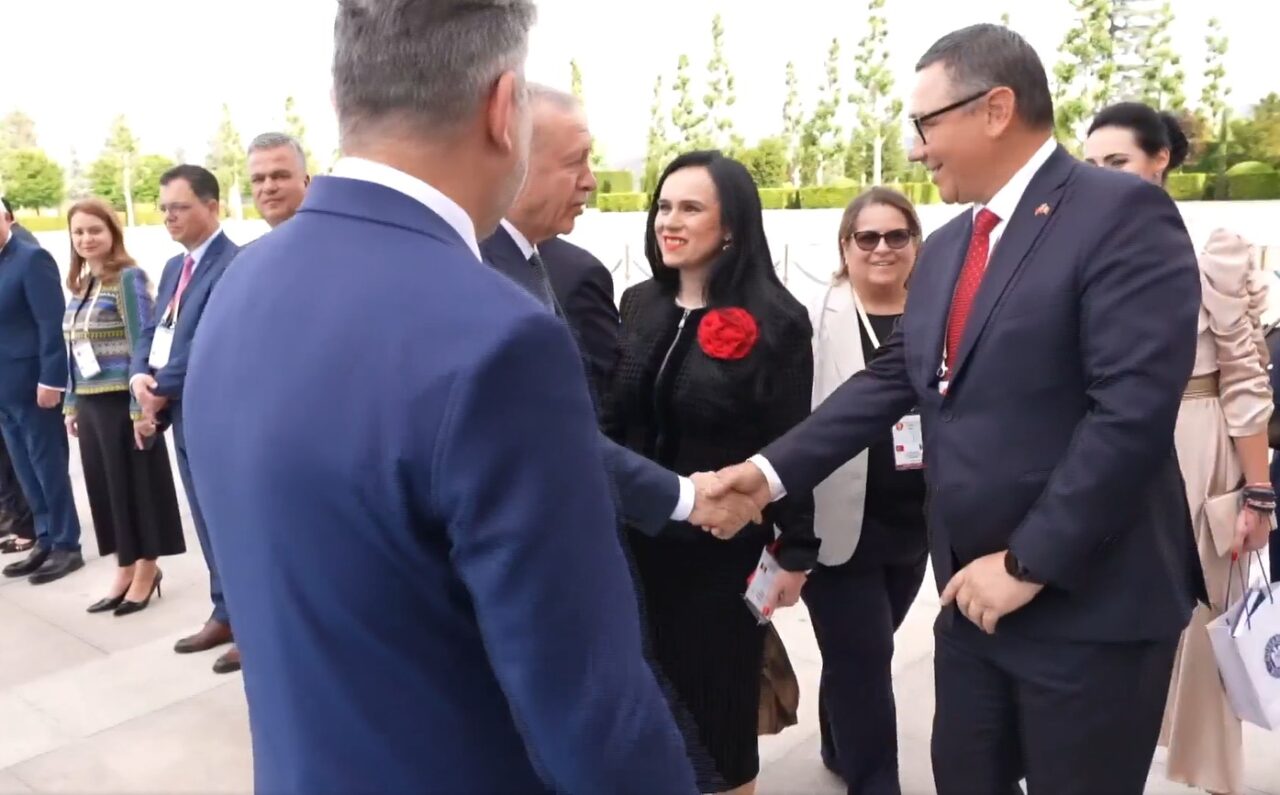 Președintele Turciei i-a STRÂNS mâna de nenumărate ori lui Victor Ponta. Fostul PREMIER al României i-a vorbit în turcă lui Recep Erdogan