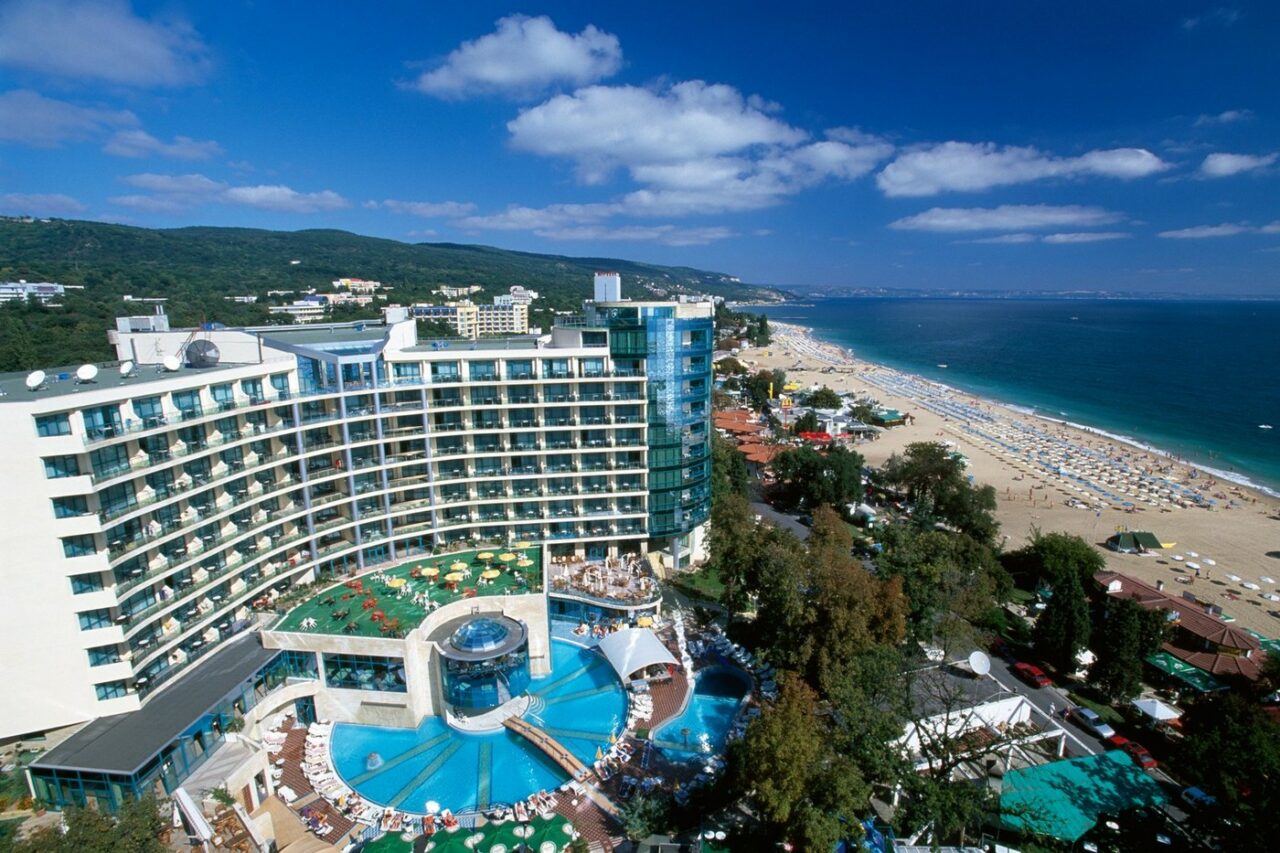 Hotelierii dintr-o destinație turistică iubită de români, în criză de personal, deși oferă salarii mari. Apelează la „soluția românească”