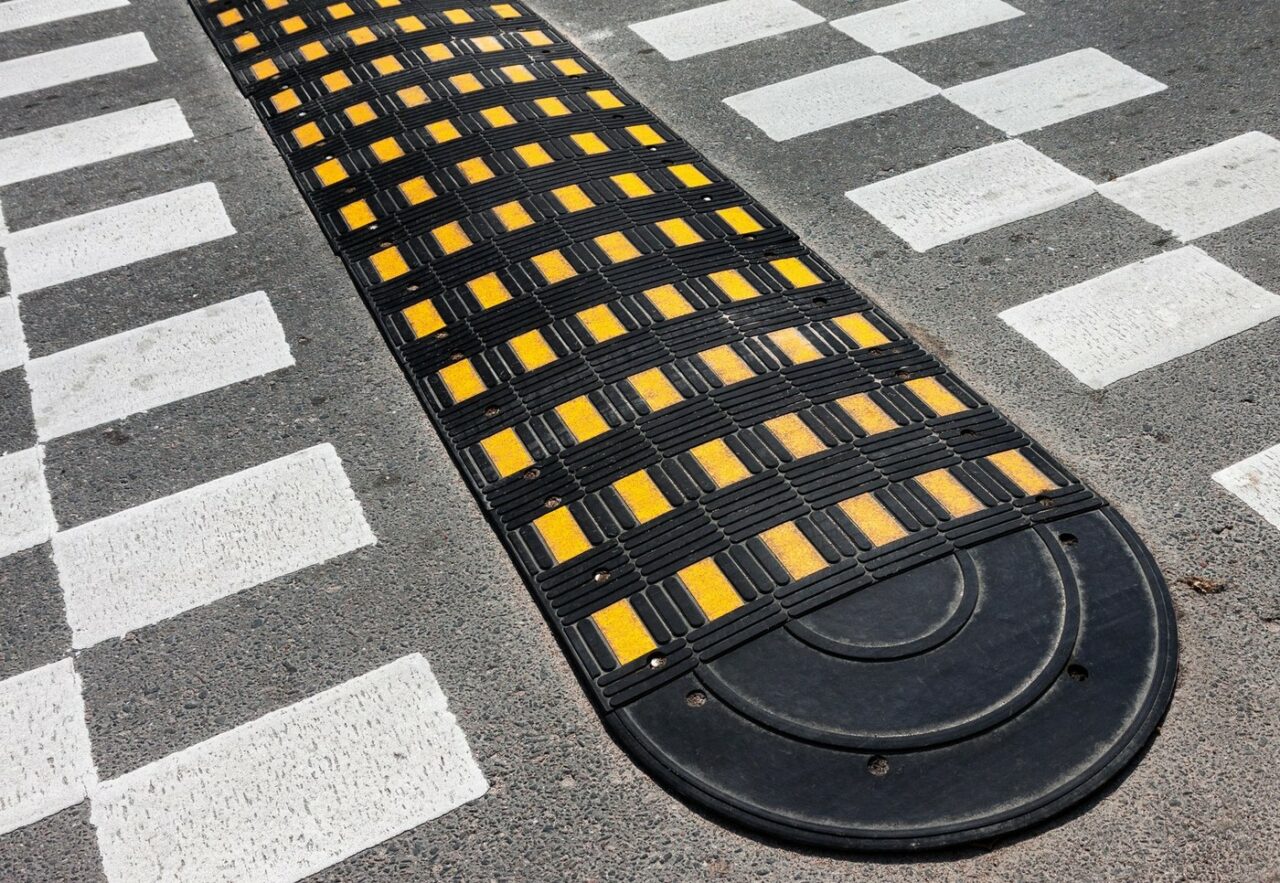 Primul județ din România unde s-a instalat un LIMITATOR inteligent de viteză. Doar șoferii care fac asta pot trece de el
