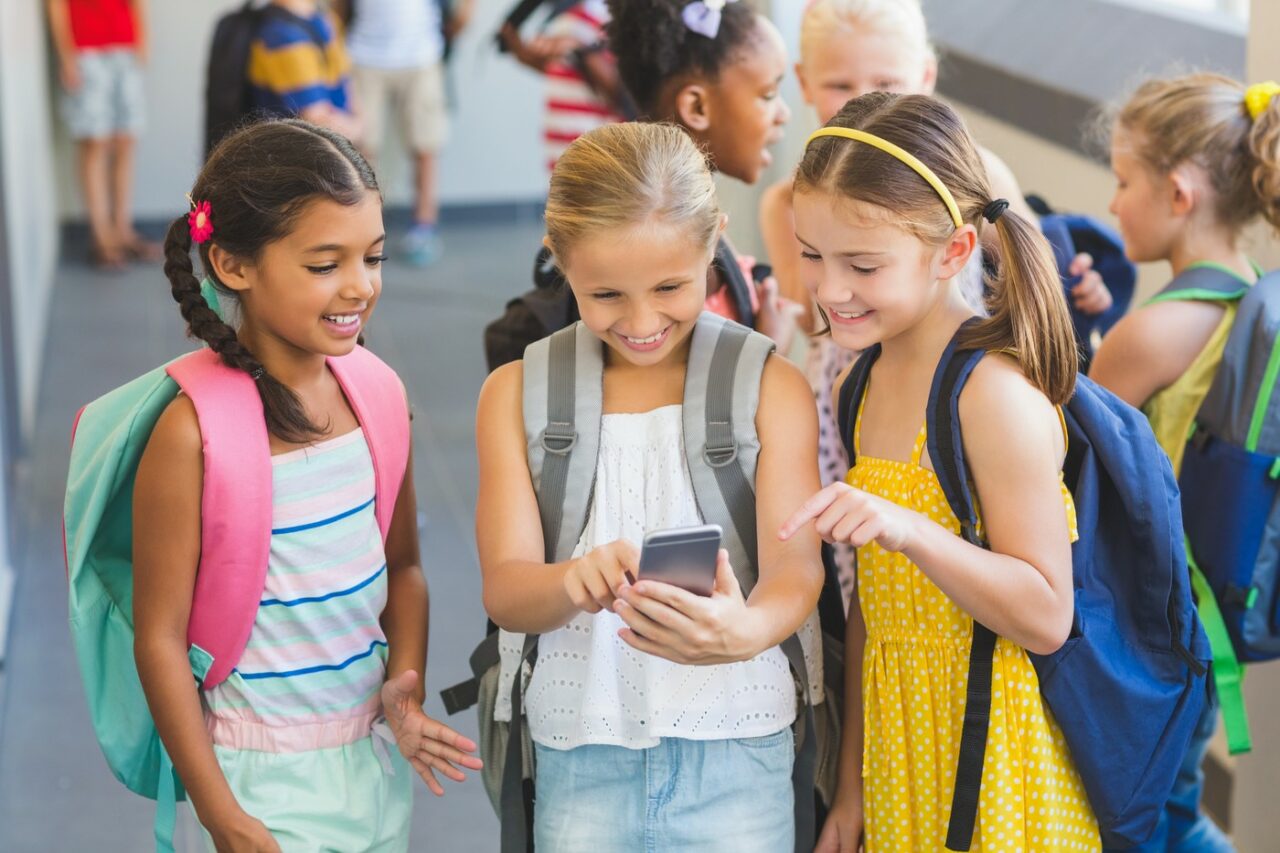 Revoluție în educația timpurie: Ministerul Educației vrea să INTERZICĂ ecranele pentru copiii sub 2 ani