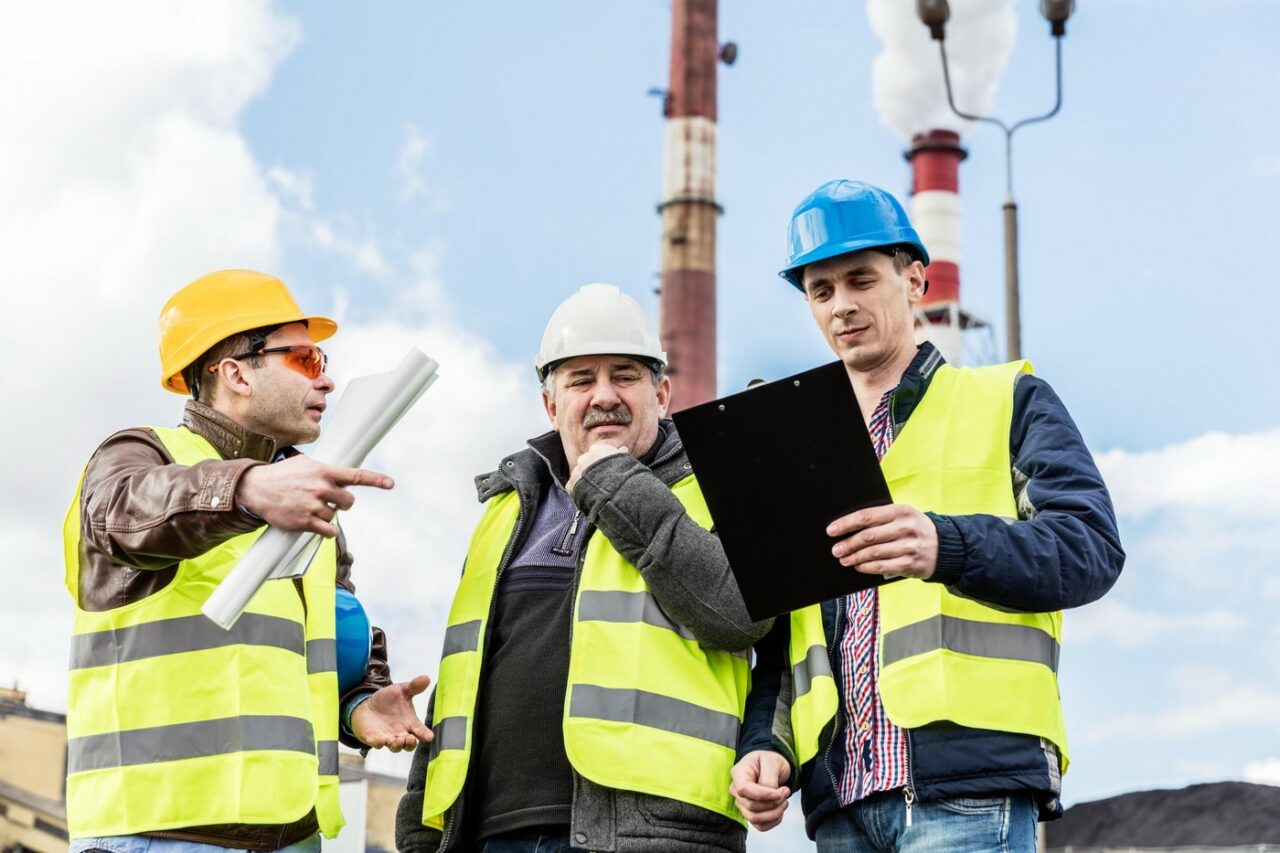 Industria în care se plătesc cele mai mari SALARII, în colaps din cauza lipsei de angajați. Pensionarii, chemați înapoi a muncă