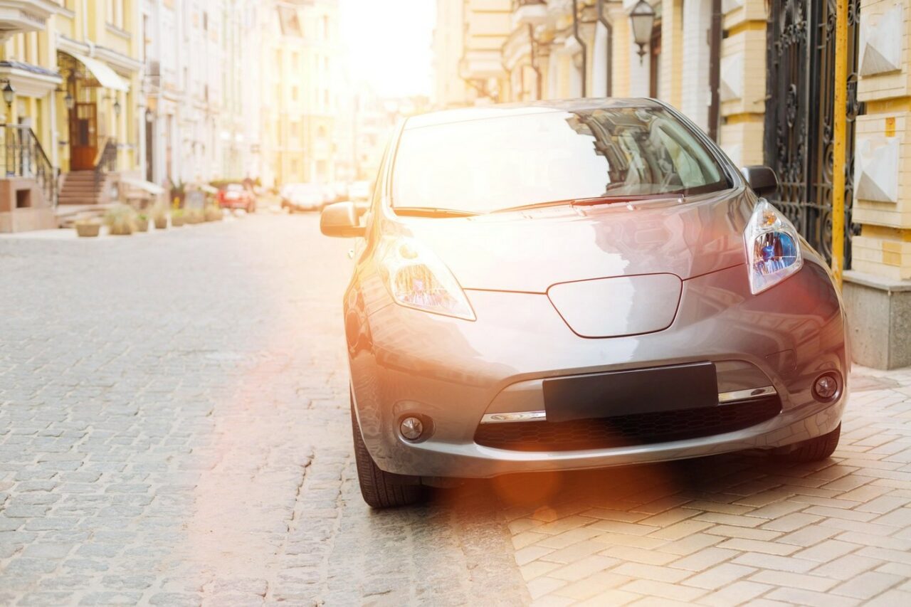 Mașinile ELECTRICE au un risc de 3 ori mai mare de a lovi pietonii decât vehiculele pe benzină, în special în orașe (studiu)