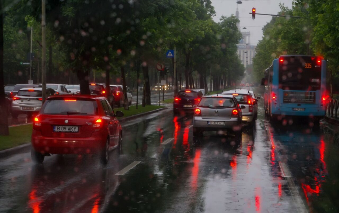 VREMEA DE PAȘTE: Cer înnorat și ploi torențiale în sud-estul României,  grindină și descărcări electrice în centrul și vestul țării