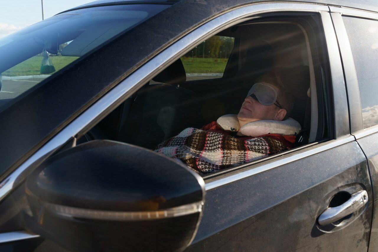MOARTE suspectă în Bistrița. Un bărbat a fost găsit fără viața într-o mașină în apropiere de casa lui. Vecinii au crezut că doarme și nu l-au deranjat