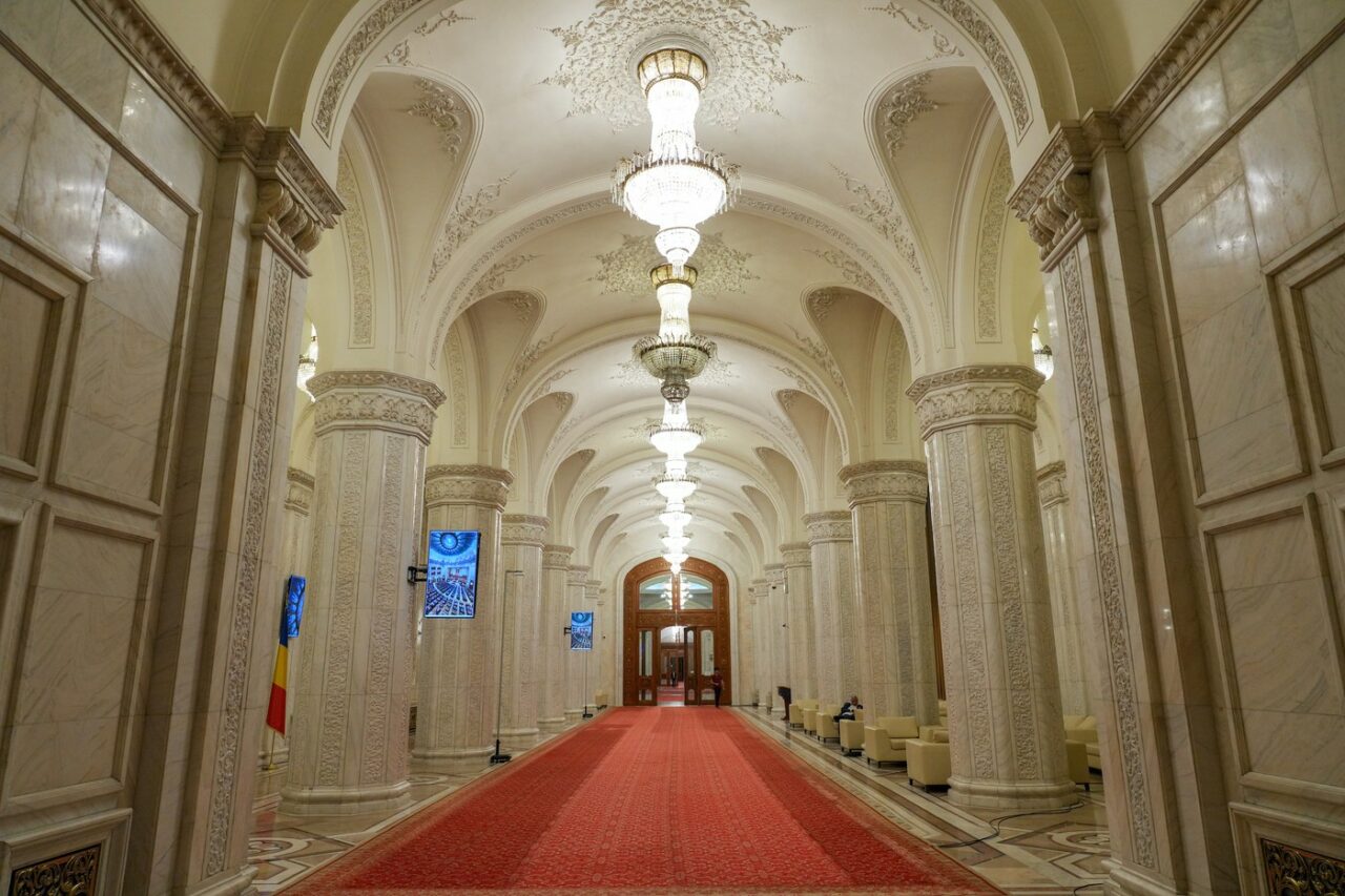 PROTEST în Parlament: Angajații cer salarii mai mari și amenință cu greva