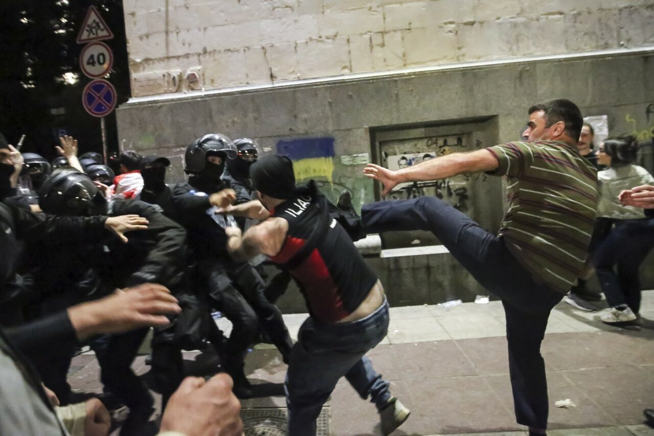 UE condamnă violențele forțelor de ordine din GEORGIA contra protestatarilor, în contextul planului de limitare a influențelor externe